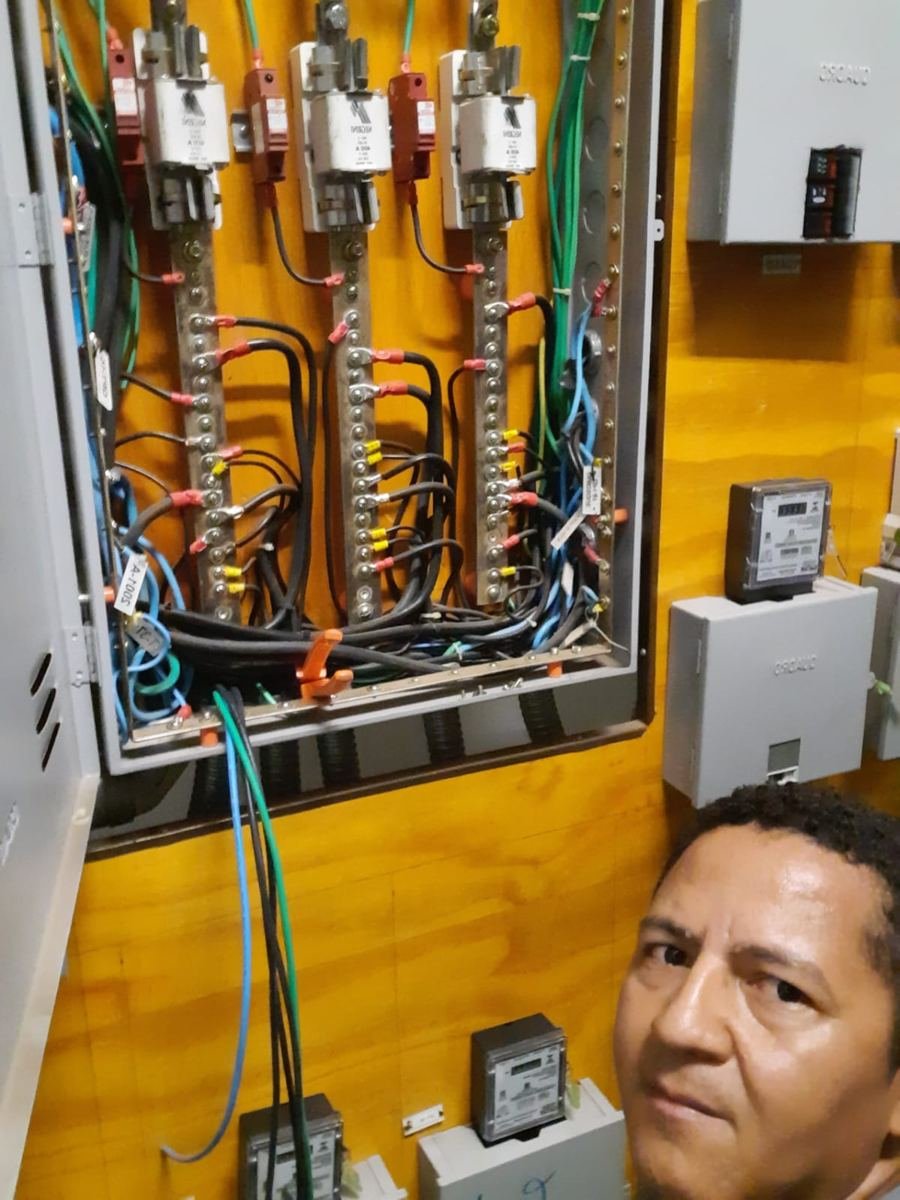 Quadro de distribuição com disjuntores e medidores sendo montado