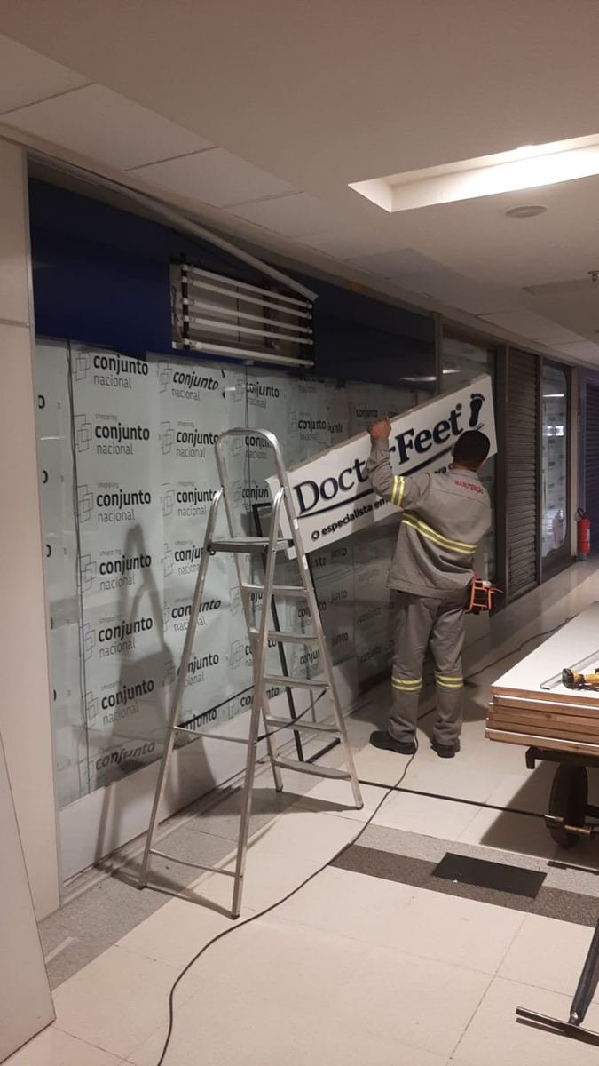 Instalação de letreiro iluminado em loja de shopping
